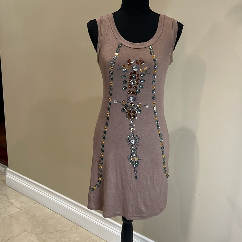 Beautiful sleeveless dress with stones. Size XS